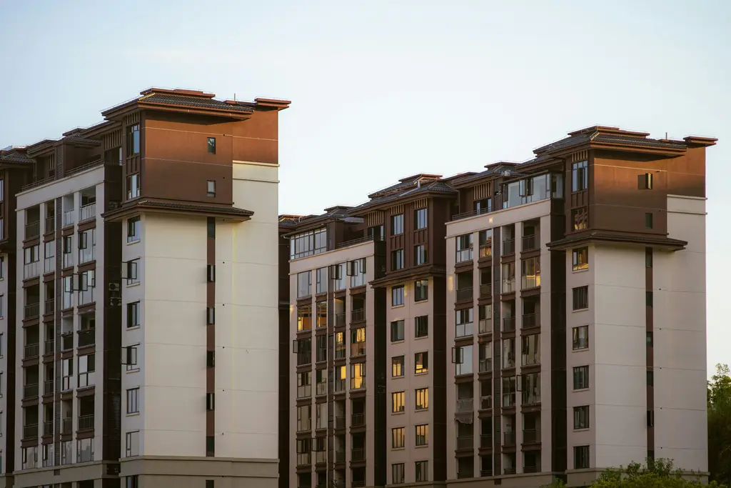 Edificios residenciales modernos a plena luz